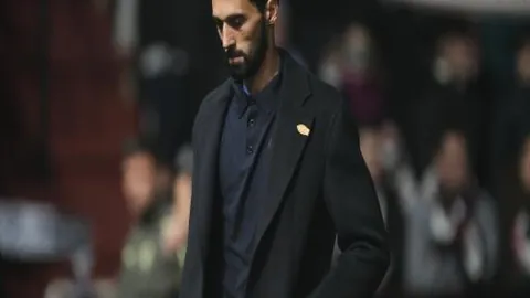 图赫尔穿搭随性，与索斯盖特形成轻松对比