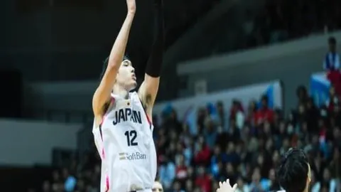 辽篮与山东激战，裁判争议频发，韩德君6分钟内五犯离场，杨鸣遭监督官员驱逐