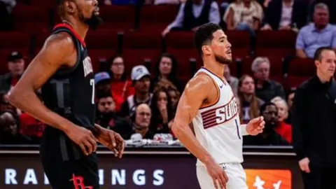 詹姆斯精准传递，戴维斯轻松完成扣篮